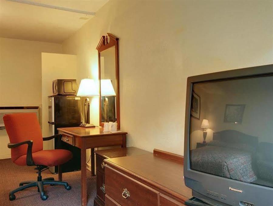 Budget Host Inn Arlington Eksteriør billede